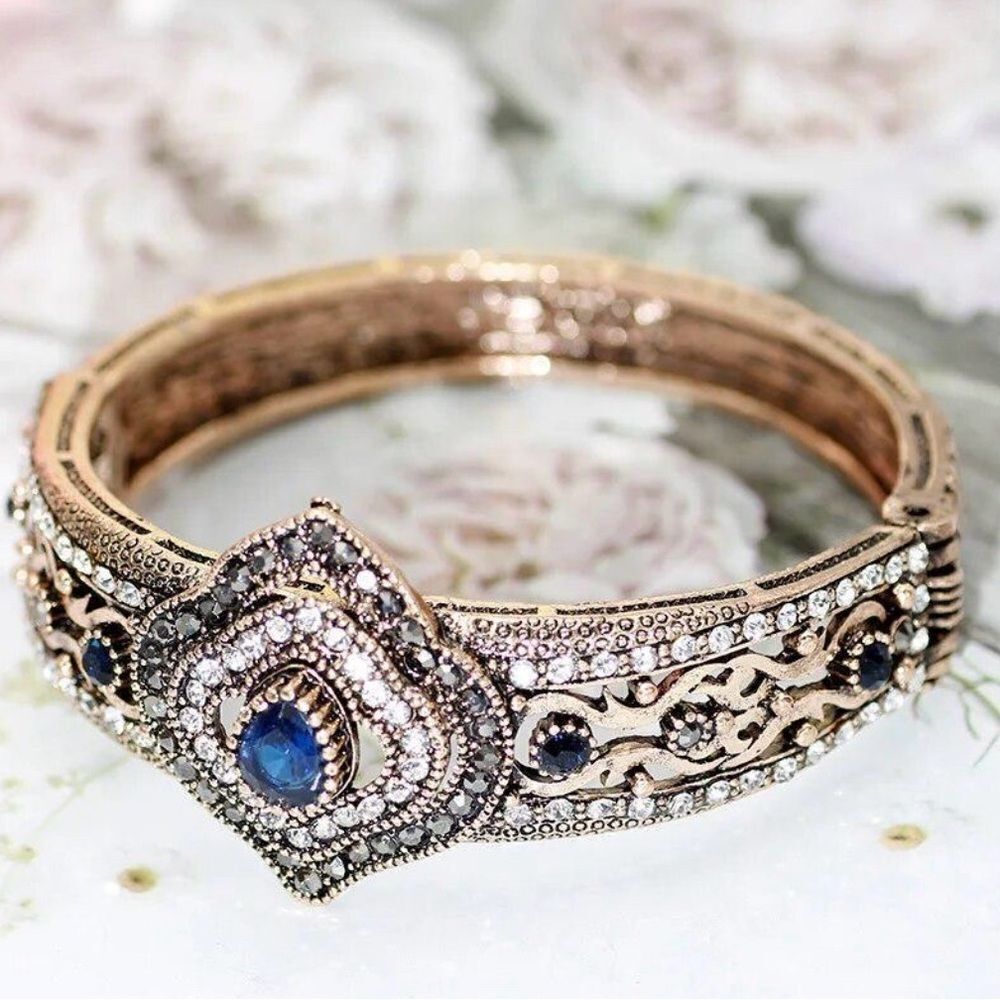 💙 Stunning Vintage-Inspired Crystal, Gold and Blue Bracelet 💙